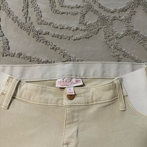 Size 12 Isabel Maternity Skinny Jeans. Winter White. Cream Jeans for Fall.